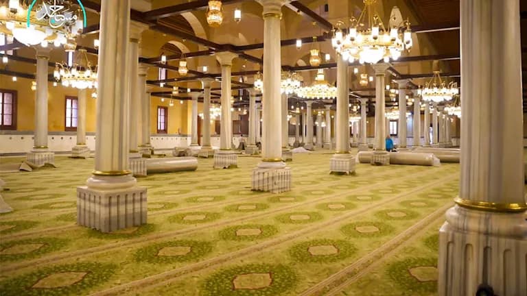 صور لمسجد سيدنا الحسين بعد استبدال السجاد
