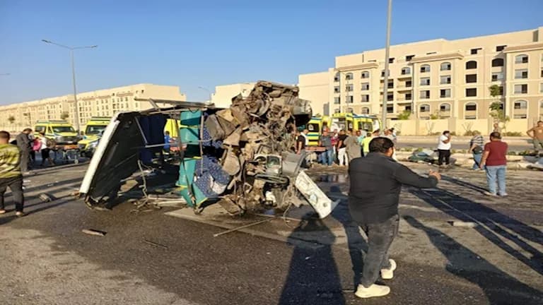 Workers' bus collides with trailer in Fifth Settlement injuring 25