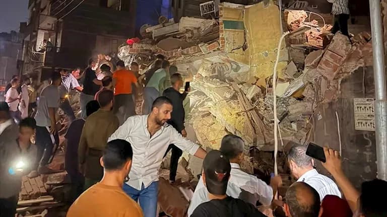 انتشال جثة أول ضحية من عقار زفتى