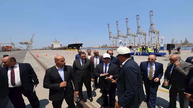 كامل الوزير يتفقد ميناء دمياط ويكرم أبطال الحادث