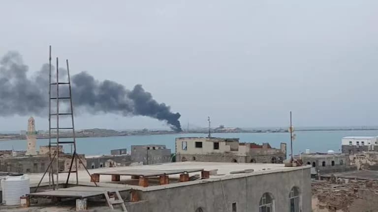 الحوثيون يشنون هجمات على المخا ومأرب