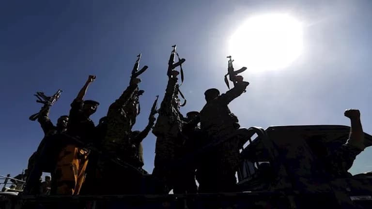 Houthi missile strikes on Al-Mokha port cause casualties