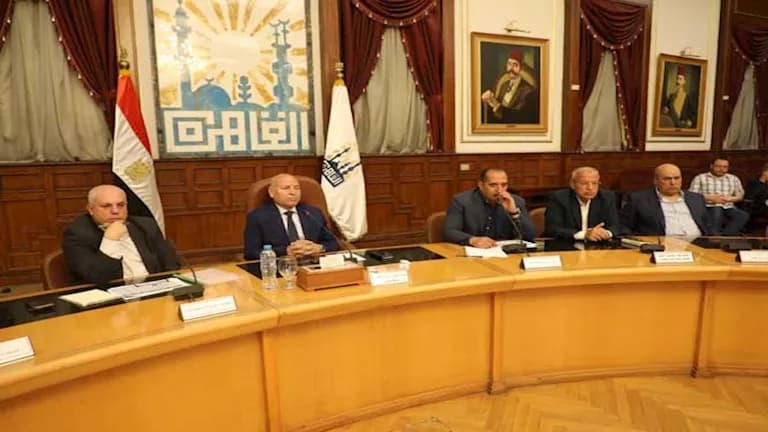 محافظ القاهرة يراجع ملفات التصالح