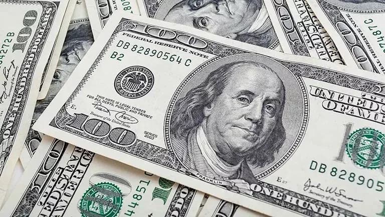 الدولار يتراجع قرب أدنى مستوياته