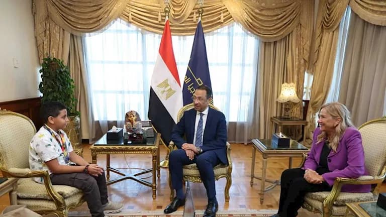 وزير الاتصالات يكرم مارتيروس مينا البالغ 10 أعوام للتميز في البرمجة