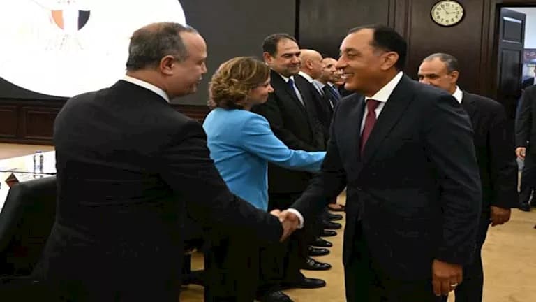 مدبولي يصف السفراء بوزراء استثمار مصر