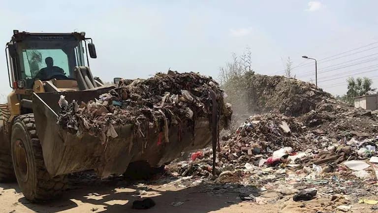 الجيزة تزيل 160 طنًا من المخلفات في حملة بأبو النمرس
