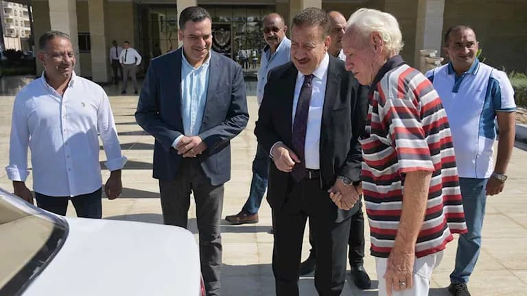 محافظ بورسعيد يسلم عم محمد التاكسي بعد إصلاحه