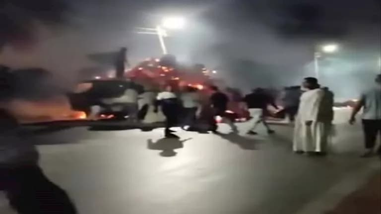 أهالي ملوي ينقذون سيارة من الحريق