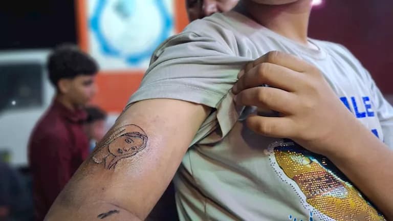 زوار دير درنكة يعتزون بذكرياتهم بالوشم
