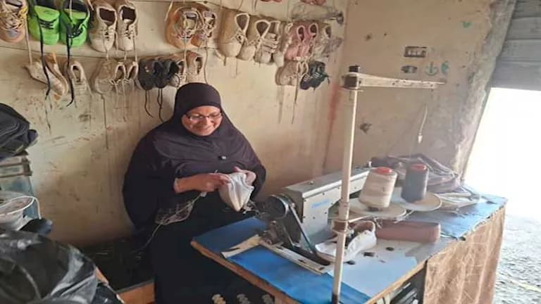 سيدة ببني سويف تحقق حلمها من خلال ماكينة صغيرة