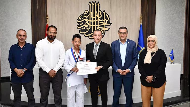 محافظ أسوان يكرم مازن محمد بعد فضية الجودو