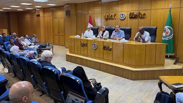 نائب وزير الصحة يصرف مكافأة لفرق المنيا