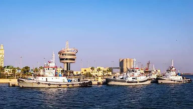 ميناء دمياط يراجع حركة الشاحنات