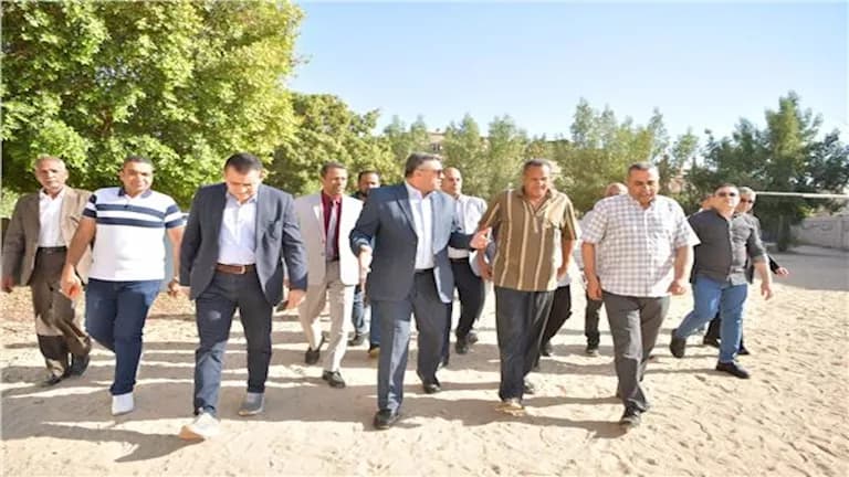 محافظ قنا يعفي مدير مدرسة لتمزيق العلم