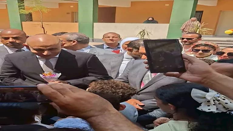 Minister of Education oversees book distribution in Kafr El-Sheikh on first school day