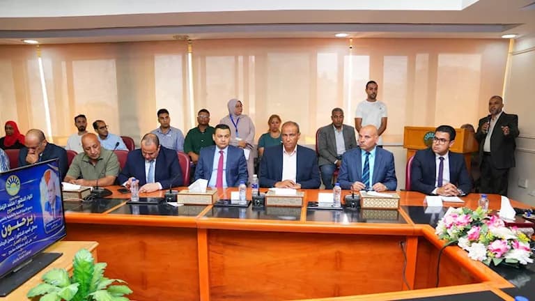 Labor Minister awards contracts in Matrouh