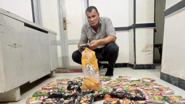 صور ضبط 1000 قطعة غذائية منتهية الصلاحية في كفر الشيخ