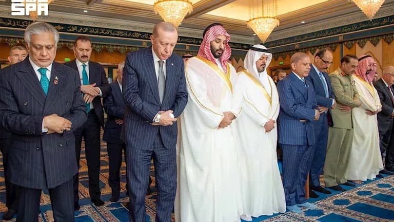 قادة السعودية وتركيا وباكستان يؤدون صلاة الجمعة بالمسجد الحرام بعد اتفاق مكة