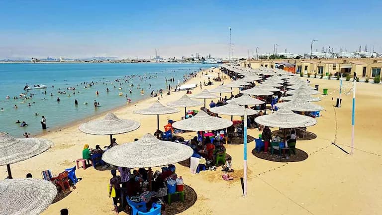 شاطئ السوايسة ملاذ العائلات من الحر