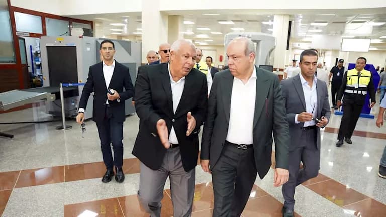 وزير الطيران يتفقد مطار مرسى مطروح ويعزز الكفاءة