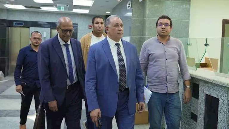 Lawyers' Head Inspects New Syndicate Building
