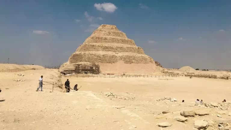 مصدر يوضح منع رفع علم مصر في سقارة