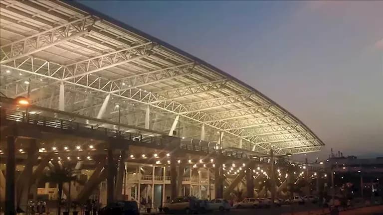إلغاء 1300 رحلة في مطار شنغهاي بسبب إعصار دولفين