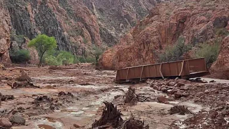 Flash floods cause 2 deaths at Grand Canyon