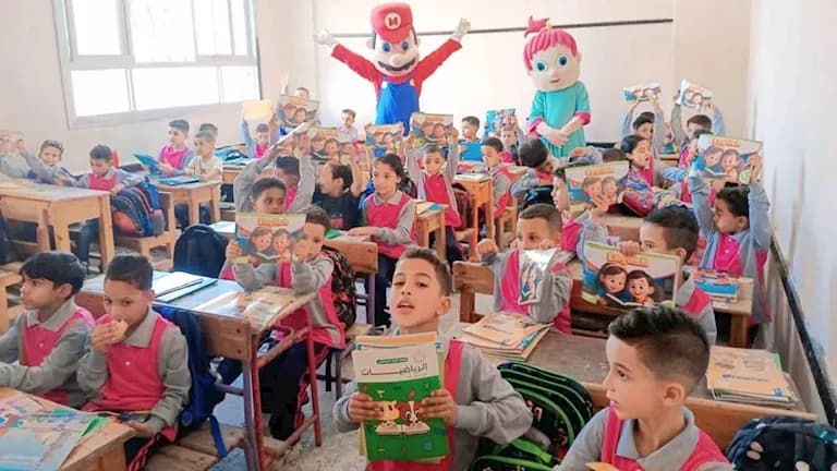 مدارس الإسكندرية تستقبل الطلاب بالبالونات والهديا
