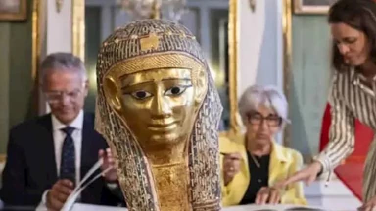 مصر تستعيد قناع مومياء من سويسرا