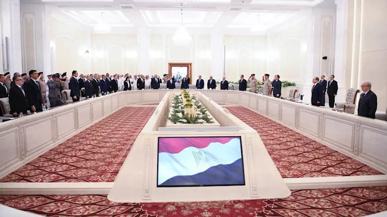 Presidency releases photos of Sisi with officials