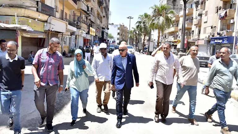 Luxor governor tours on foot
