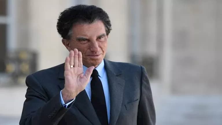 ناشط أمريكي يمزق نسخة من القرآن في نيويورك بعد إلغاء ترامب