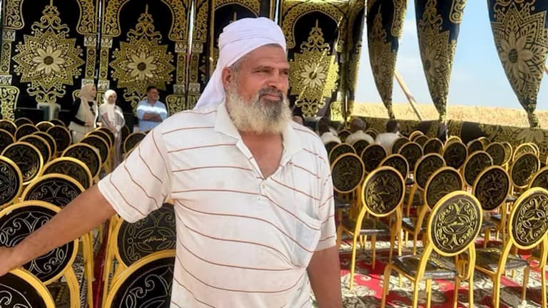 Hani Sweilam addresses irrigation worker in Suez