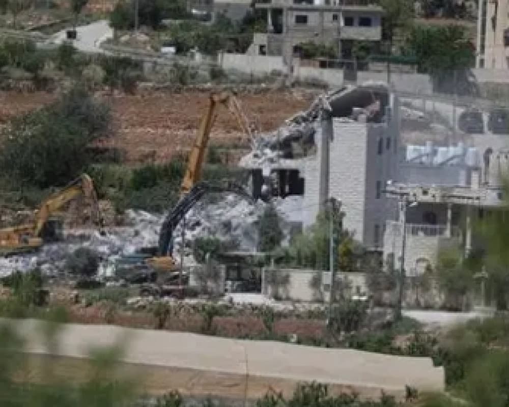 الجيش الإسرائيلي يهدم منزلًا ويعتقل فلسطينيين في الضفة الغربية ومستوطنون يواصلون الاعتداءات
