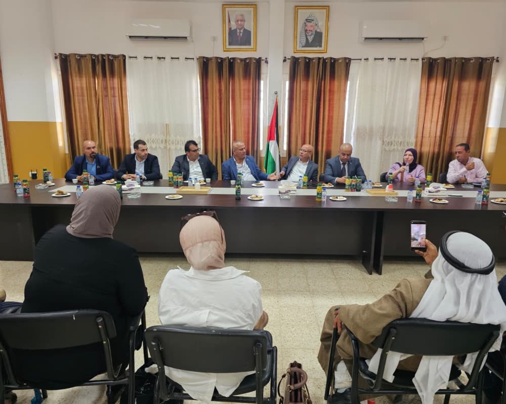 أبو هولي يناقش طرق تعزيز صمود اللاجئين وتحسين الخدمات في مخيم عقبة جبر خلال لقاء موسع مع الأونروا