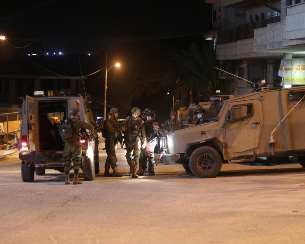 Occupation forces detain 25 Palestinians in Dheisheh Refugee Camp and arrest 4 others across the West Bank
