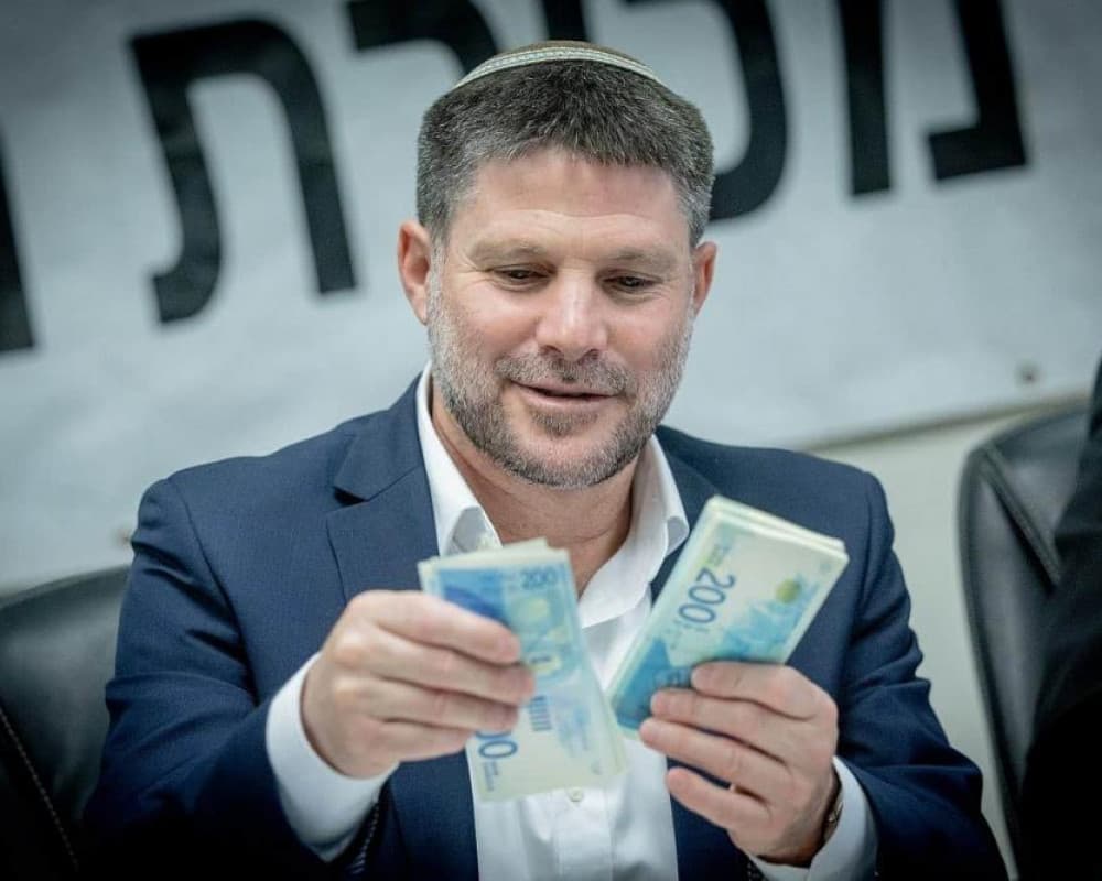 Opinion Poll: Israel withholds Palestinian tax funds, affecting 70% of families and deepening recession amid clearance crisis