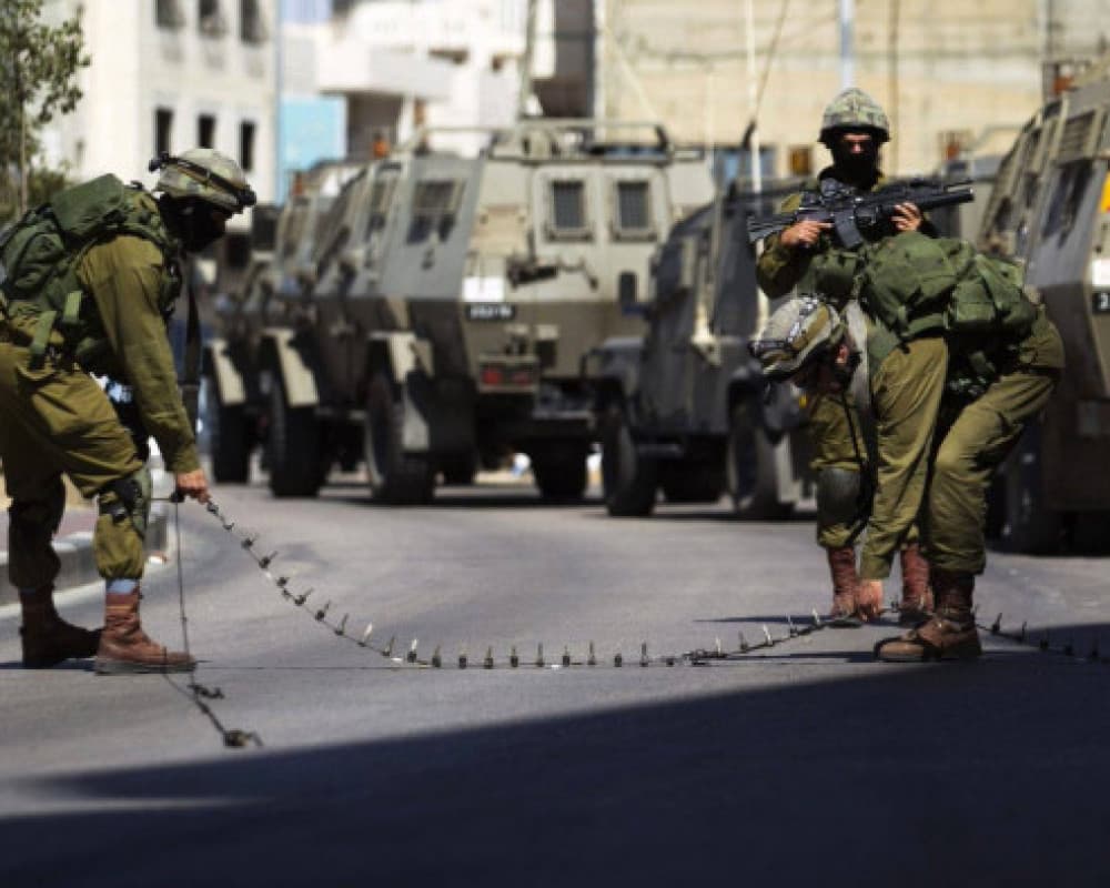 Israeli Sources: Settler Injured in Singles and Security Cordon Imposed on the Town