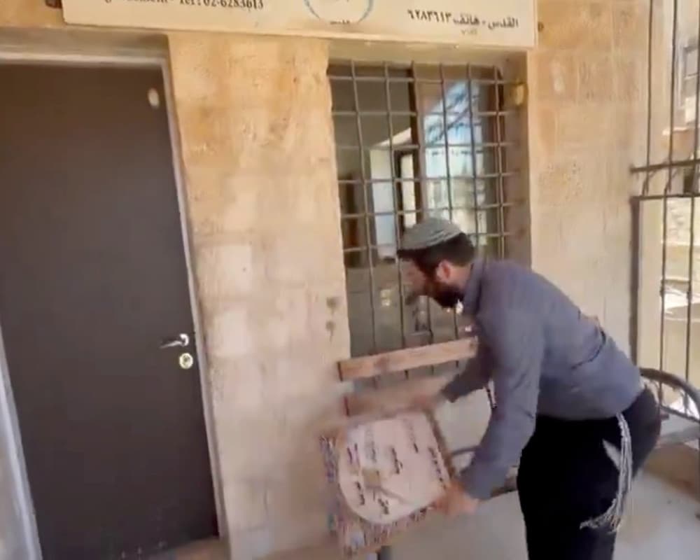 إسرائيلي يقتحم مدرسة في القدس ويتوعد بإغلاق المؤسسات التعليمية الفلسطينية