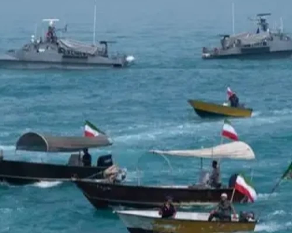 الجيش الأميركي يعلن موجة جديدة من الضربات على إيران واستهداف مواقع قرب مضيق هرمز