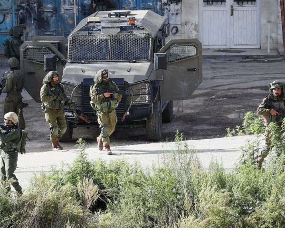 Occupation forces raid homes and detain citizens in Ein Beit