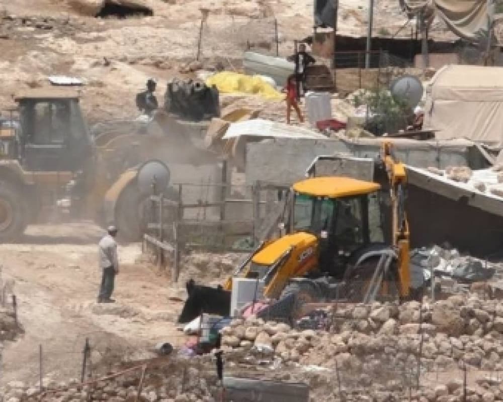 الاحتلال يخطر بوقف العمل في ثلاث غرف زراعية شرق يطا جنوب الخليل