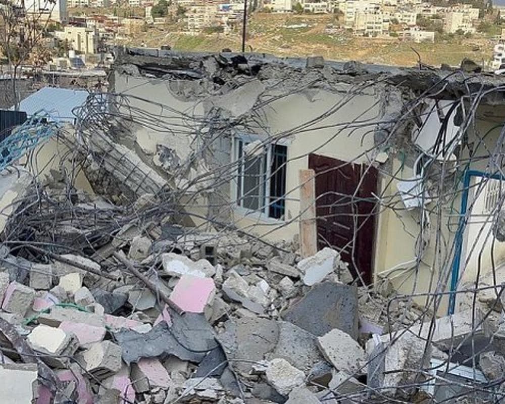 الاحتلال يجبر مواطنا على هدم بناء في بيت جالا