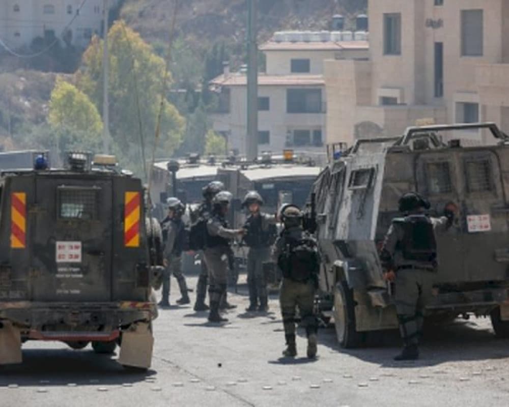 اقتحام واعتداء واعتقال 15 من عمال غزة في قلقيلية