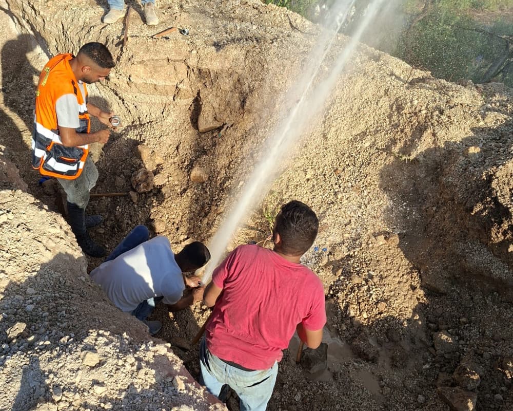 Colonizers seize water sources in Hebron
