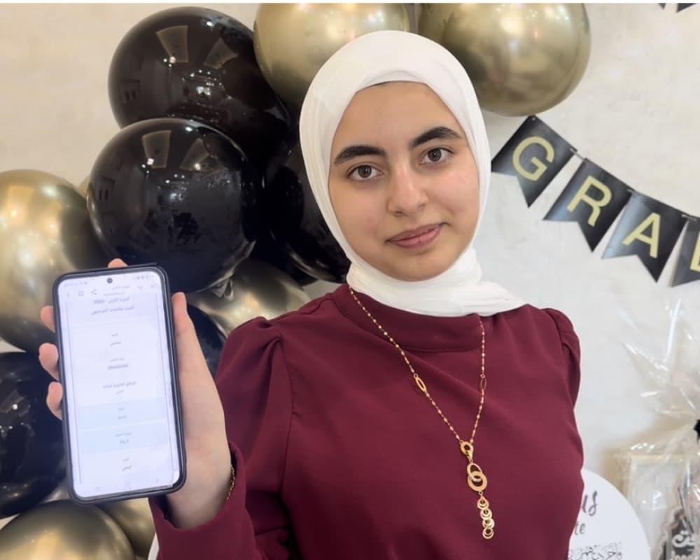 طالبة من حلحول تتحدث عن تفوقها بالتوجيهي