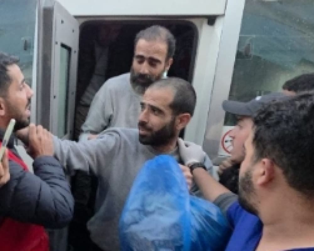 الصليب الأحمر ينقل 60 معتقلاً ويدعو لزيارة الفلسطينيين