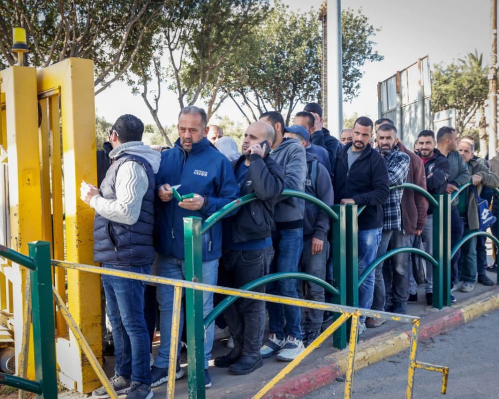 جيش الاحتلال ي允许 الفلسطينيين للعمل في مستوطنات الضفة